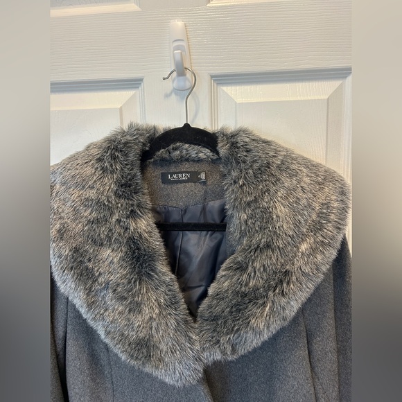 Lauren Ralph Lauren Women’s gray trench winter coat with Faux Fur Collar size 12 - Picture 3 of 12